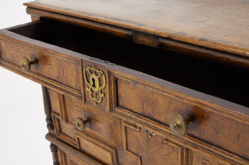 18TH CENTURY OAK CHEST OF DRAWERS - ADDITIONAL PHOTO 4