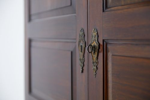 18TH CENTURY CHANNEL ISLAND CABINET - ADDITIONAL PHOTO 3