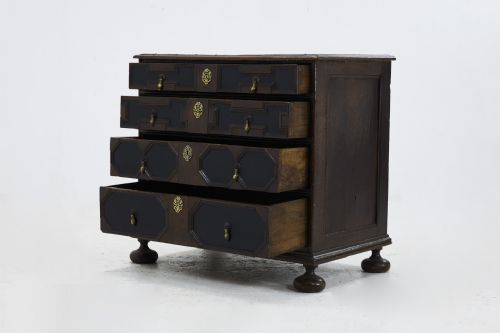 EARLY 18TH CENTURY ENGLISH OAK EBONISED CHEST OF DRAWERS - ADDITIONAL PHOTO 1