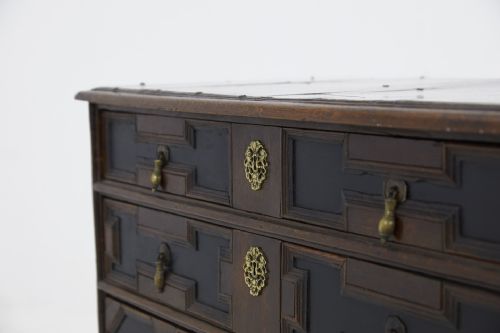 EARLY 18TH CENTURY ENGLISH OAK EBONISED CHEST OF DRAWERS - ADDITIONAL PHOTO 3