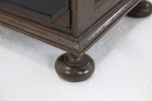 EARLY 18TH CENTURY ENGLISH OAK EBONISED CHEST OF DRAWERS - ADDITIONAL PHOTO 4