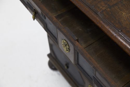 EARLY 18TH CENTURY ENGLISH OAK EBONISED CHEST OF DRAWERS - ADDITIONAL PHOTO 5