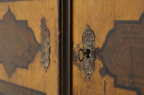 EARLY 18TH CENTURY AUSTRIAN PAINTED ARMOIRE - ADDITIONAL PHOTO 1