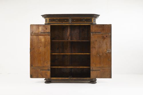 EARLY 18TH CENTURY AUSTRIAN PAINTED ARMOIRE - ADDITIONAL PHOTO 2