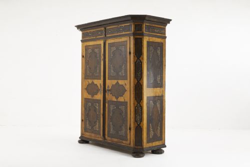 EARLY 18TH CENTURY AUSTRIAN PAINTED ARMOIRE - ADDITIONAL PHOTO 3