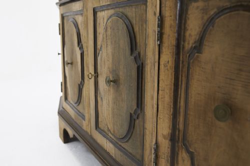 18TH CENTURY ITALIAN WALNUT SIDEBOARD - ADDITIONAL PHOTO 5