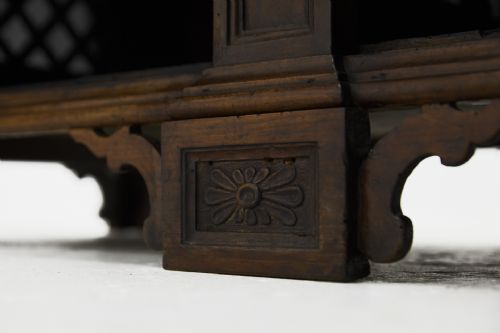 18TH CENTURY ITALIAN WALNUT CABINET WITH LATTICE WORK DOORS - ADDITIONAL PHOTO 2