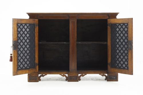 18TH CENTURY ITALIAN WALNUT CABINET WITH LATTICE WORK DOORS - ADDITIONAL PHOTO 4