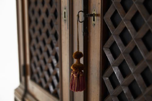 18TH CENTURY ITALIAN WALNUT CABINET WITH LATTICE WORK DOORS - ADDITIONAL PHOTO 6