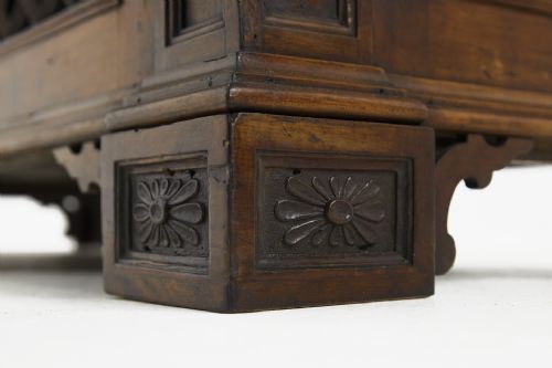 18TH CENTURY ITALIAN WALNUT CABINET WITH LATTICE WORK DOORS - ADDITIONAL PHOTO 9
