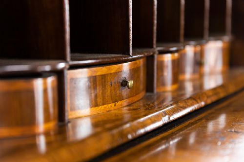 EARLY 18TH CENTURY QUEEN ANNE BUREAU - ADDITIONAL PHOTO 3