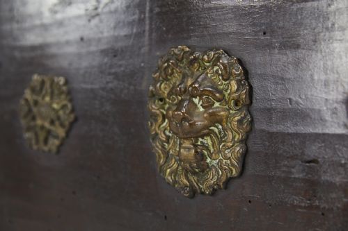 17TH CENTURY WALNUT SPANISH TRUNK - ADDITIONAL PHOTO 4