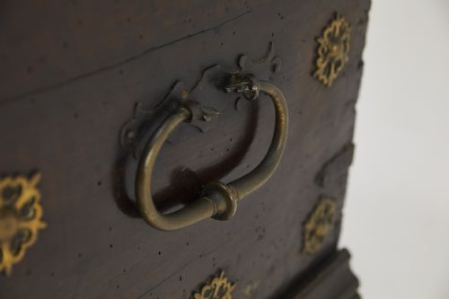 17TH CENTURY WALNUT SPANISH TRUNK - ADDITIONAL PHOTO 5