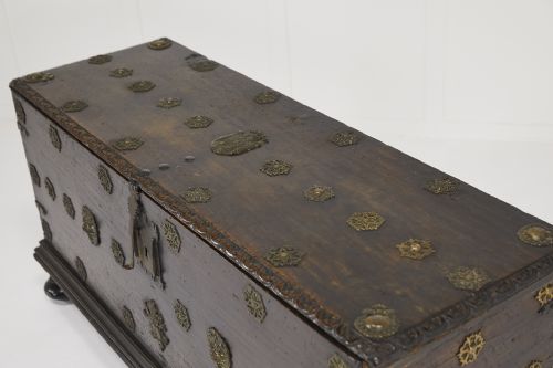 17TH CENTURY WALNUT SPANISH TRUNK - ADDITIONAL PHOTO 8