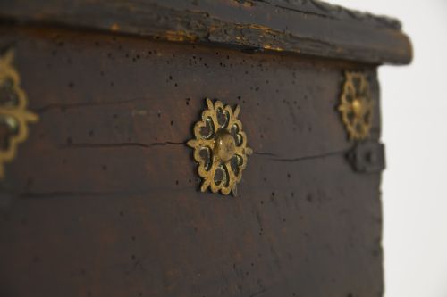 17TH CENTURY WALNUT SPANISH TRUNK - ADDITIONAL PHOTO 9