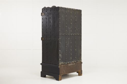 18TH CENTURY ITALIAN WROUGHT IRON STUDDED SAFE - ADDITIONAL PHOTO 2