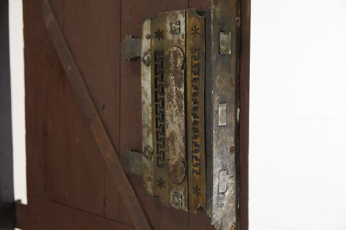 18TH CENTURY ITALIAN WROUGHT IRON STUDDED SAFE - ADDITIONAL PHOTO 3