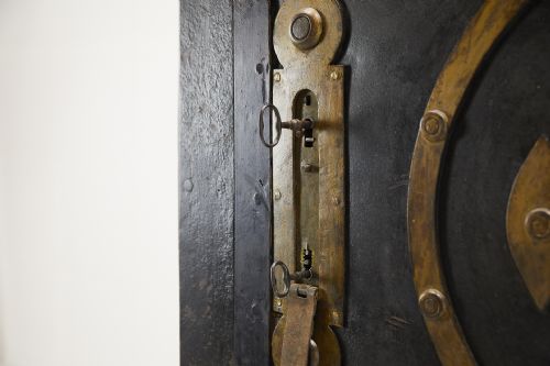 18TH CENTURY ITALIAN WROUGHT IRON STUDDED SAFE - ADDITIONAL PHOTO 4