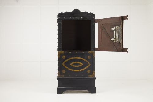 18TH CENTURY ITALIAN WROUGHT IRON STUDDED SAFE - ADDITIONAL PHOTO 6