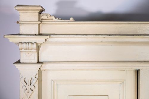 19TH CENTURY ITALIAN PAINTED PINE HOUSEKEEPERS CUPBOARD - ADDITIONAL PHOTO 3