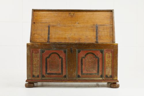 18TH CENTURY PAINTED PINE TRUNK - ADDITIONAL PHOTO 1