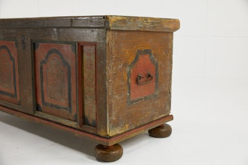 18TH CENTURY PAINTED PINE TRUNK - ADDITIONAL PHOTO 4