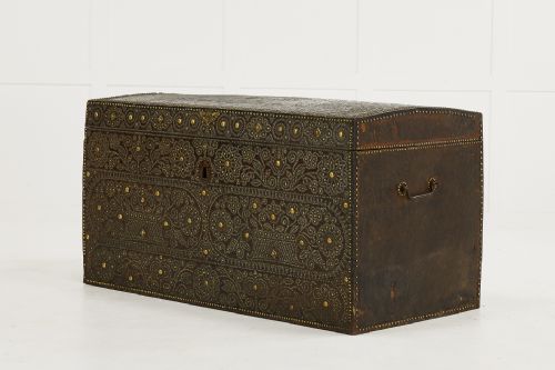LATE 17TH CENTURY FRENCH BRASS AND LEATHER TRAVELLING CHEST - ADDITIONAL PHOTO 1