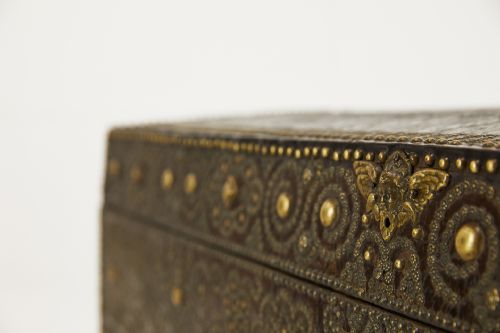 LATE 17TH CENTURY FRENCH BRASS AND LEATHER TRAVELLING CHEST - ADDITIONAL PHOTO 3