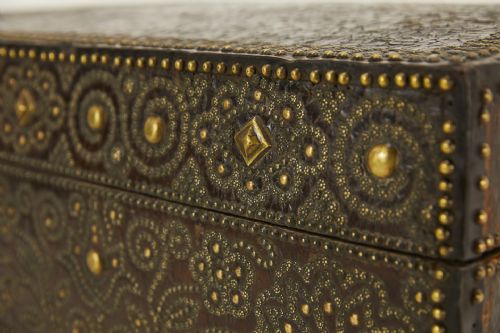 LATE 17TH CENTURY FRENCH BRASS AND LEATHER TRAVELLING CHEST - ADDITIONAL PHOTO 4