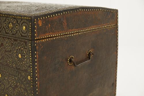 LATE 17TH CENTURY FRENCH BRASS AND LEATHER TRAVELLING CHEST - ADDITIONAL PHOTO 5