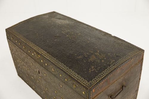 LATE 17TH CENTURY FRENCH BRASS AND LEATHER TRAVELLING CHEST - ADDITIONAL PHOTO 6