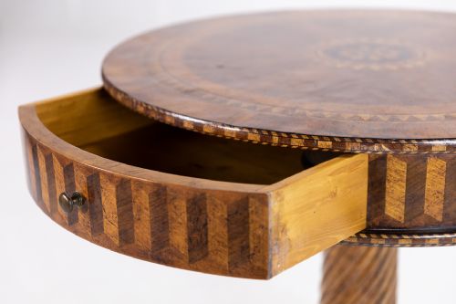 1960S ITALIAN WALNUT OCCASIONAL INLAID TABLE - ADDITIONAL PHOTO 4