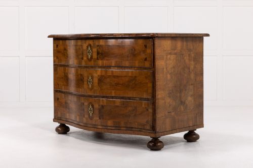18th century serpentine walnut commode - CATEGORY: ANTIQUE CHEST OF DRAWERS - DATED 18TH CENTURY
