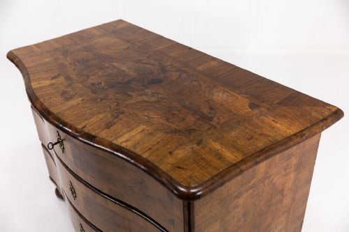 18TH CENTURY SERPENTINE WALNUT COMMODE - ADDITIONAL PHOTO 1