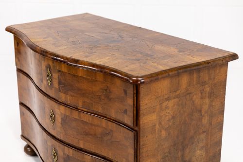 18TH CENTURY SERPENTINE WALNUT COMMODE - ADDITIONAL PHOTO 2
