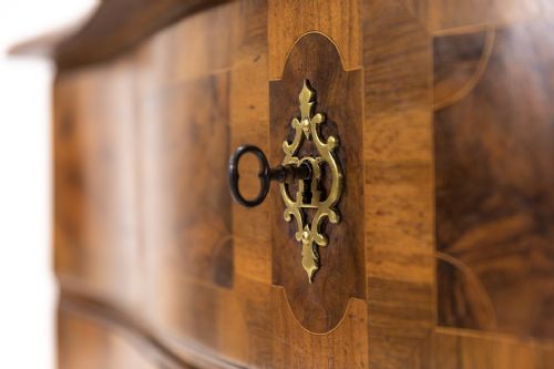 18TH CENTURY SERPENTINE WALNUT COMMODE - ADDITIONAL PHOTO 3