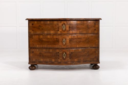 18TH CENTURY SERPENTINE WALNUT COMMODE - ADDITIONAL PHOTO 4