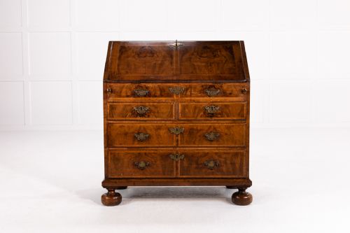 EARLY 18TH CENTURY QUEEN ANNE WALNUT BUREAU - ADDITIONAL PHOTO 1