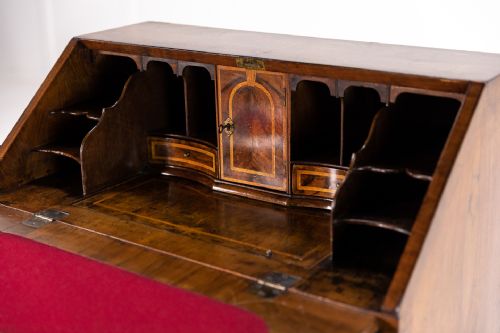EARLY 18TH CENTURY QUEEN ANNE WALNUT BUREAU - ADDITIONAL PHOTO 2