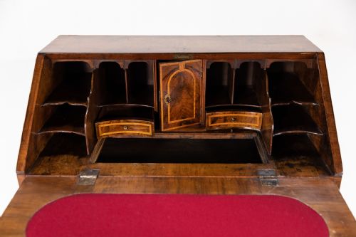 EARLY 18TH CENTURY QUEEN ANNE WALNUT BUREAU - ADDITIONAL PHOTO 3