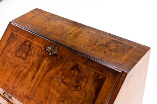 EARLY 18TH CENTURY QUEEN ANNE WALNUT BUREAU - ADDITIONAL PHOTO 4