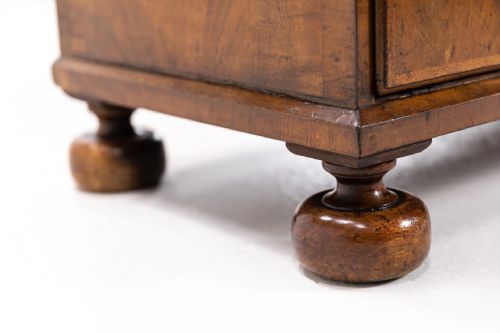 EARLY 18TH CENTURY QUEEN ANNE WALNUT BUREAU - ADDITIONAL PHOTO 5