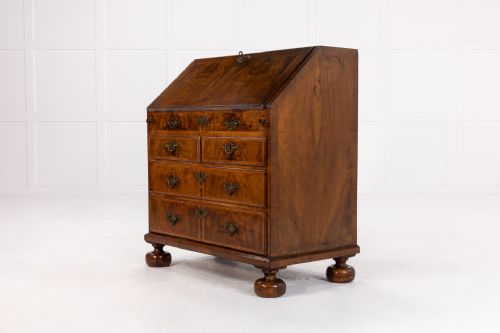 EARLY 18TH CENTURY QUEEN ANNE WALNUT BUREAU - ADDITIONAL PHOTO 6
