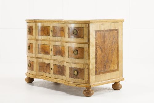 18TH CENTURY WALNUT COMMODE - ADDITIONAL PHOTO 1