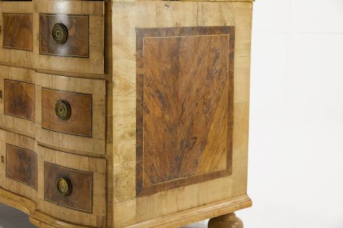 18TH CENTURY WALNUT COMMODE - ADDITIONAL PHOTO 3