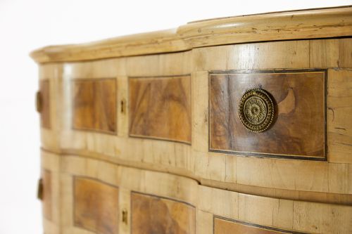 18TH CENTURY WALNUT COMMODE - ADDITIONAL PHOTO 4