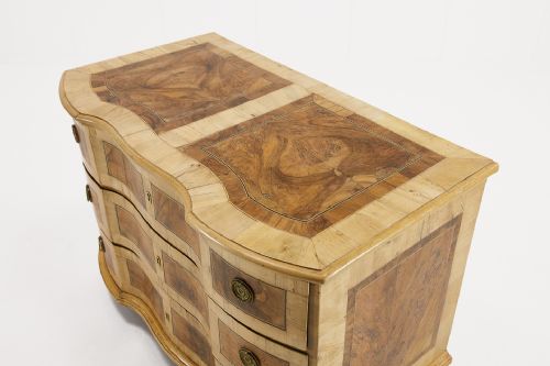 18TH CENTURY WALNUT COMMODE - ADDITIONAL PHOTO 5