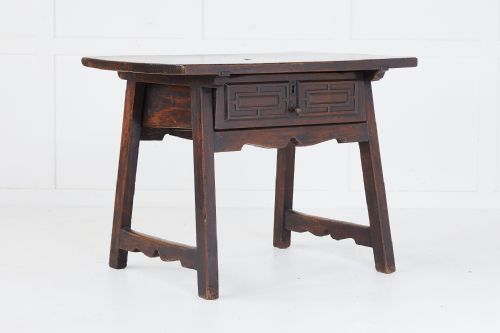 small 18th century spanish walnut side table - CATEGORY: ANTIQUE TABLES - DATED 18TH CENTURY