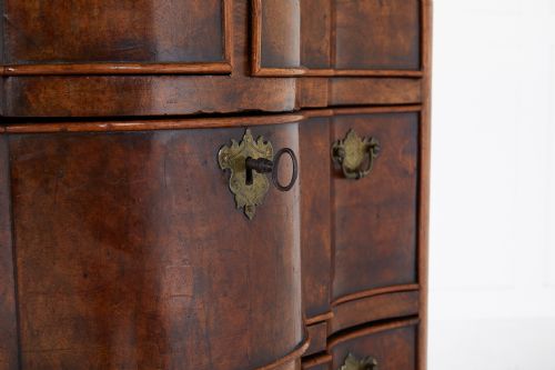 LATE 19TH CENTURY DUTCH BURR WALNUT SERPENTINE COMMODE - ADDITIONAL PHOTO 3