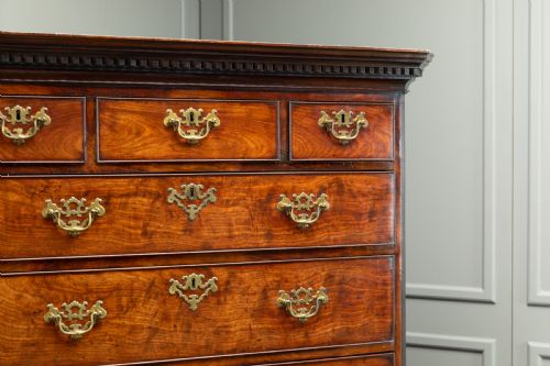 EARLY 18TH CENTURY ENGLISH MAHOGANY CHEST ON CHEST - ADDITIONAL PHOTO 4
